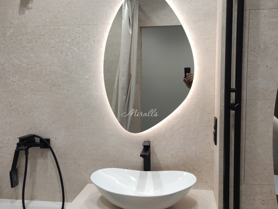 Зеркало с подсветкой Onyx Extra в ванной комнате
