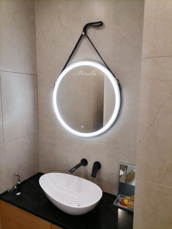 Зеркало с подсветкой на ремне Aida в ванной комнате