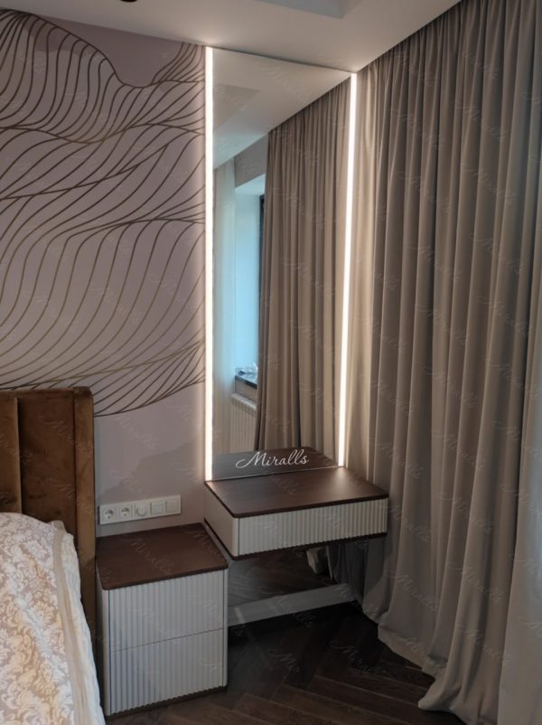 Зеркало с вертикальной подсветкой Adele в спальне