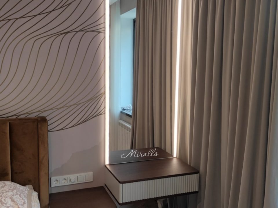 Зеркало с вертикальной подсветкой Adele в спальне