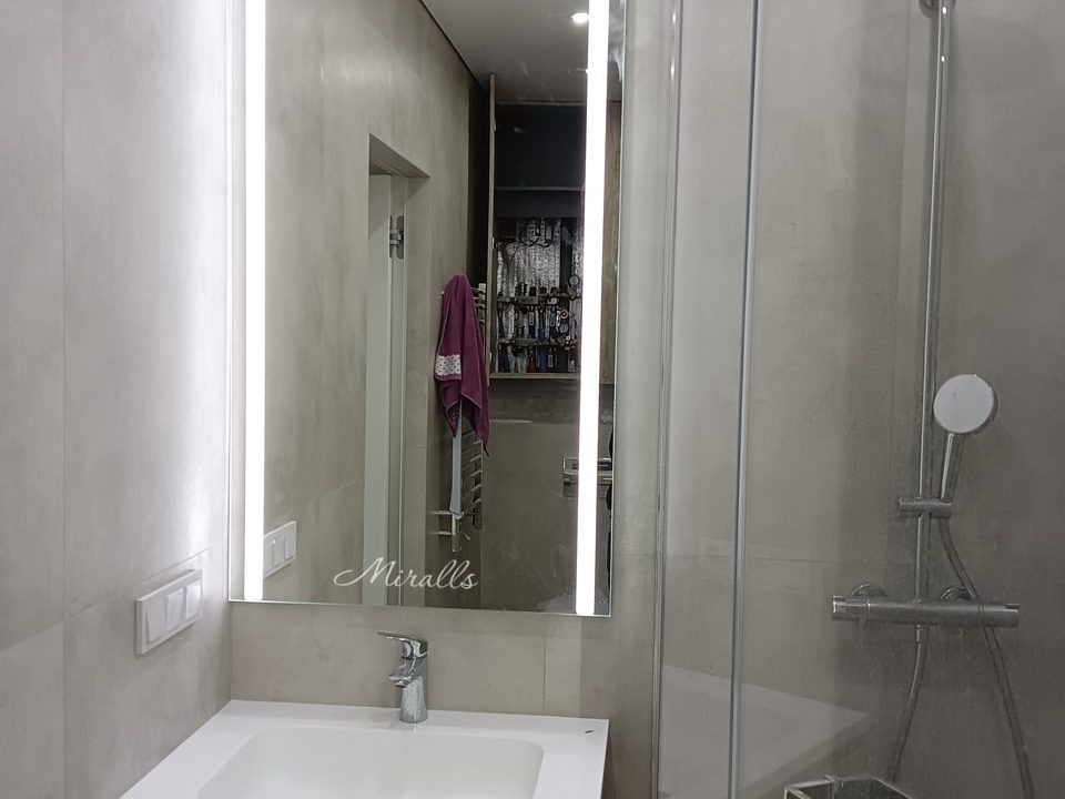 Зеркало с вертикальной подсветкой Ligero в ванной комнате