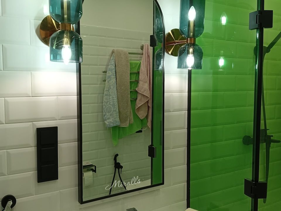 Арочное зеркало Marta в ванной комнате