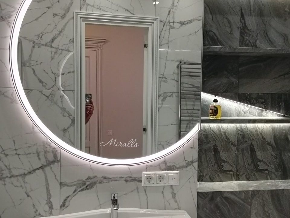 Фигурное зеркало Melory в ванной комнате