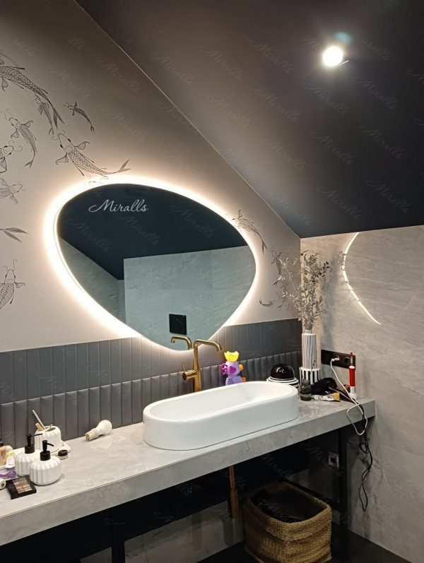 Фигурное зеркало с подсветкой Megan Extra в ванной