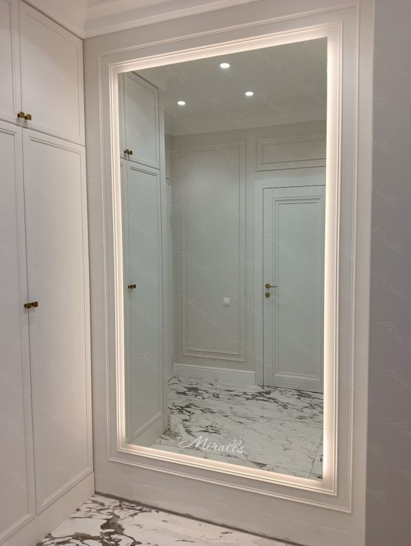 Прямоугольное зеркало Basic XL в прихожей частной квартиры