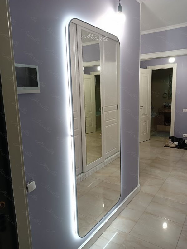 Высокое зеркало с подсветкой Maison XL в прихожей