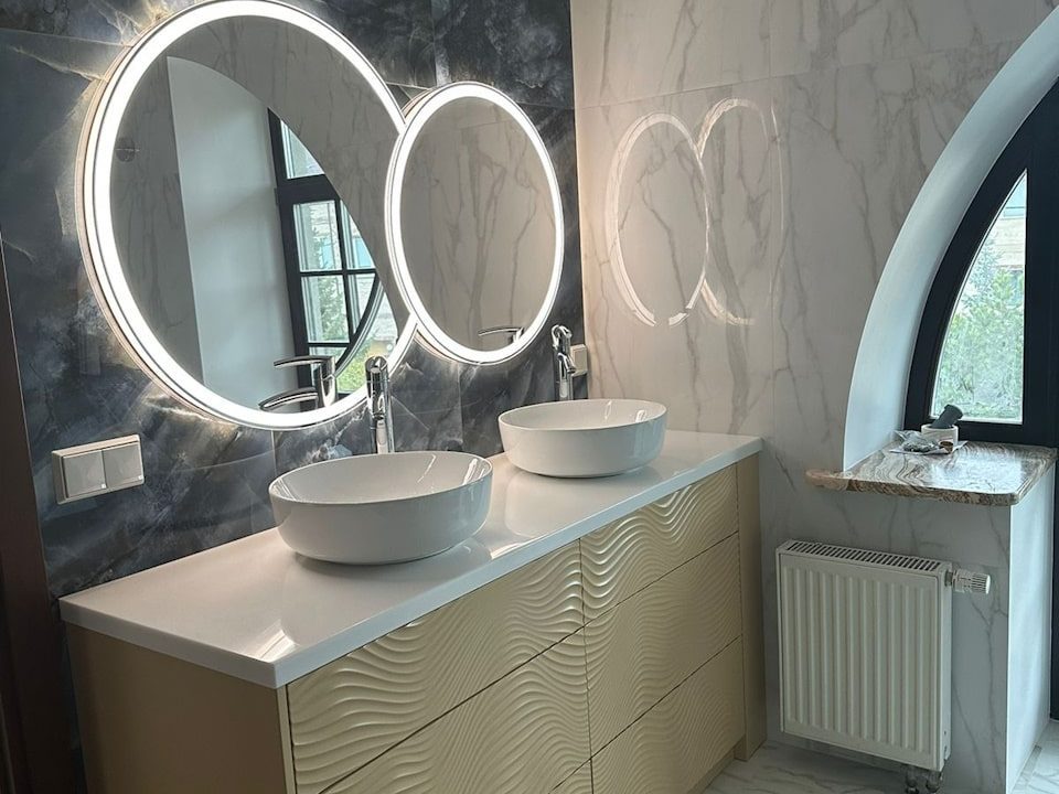 Двойное зеркало Satellite Plus в интерьере ванной комнаты