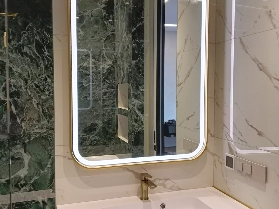 Изящное зеркало Maison Plus в ванной комнате