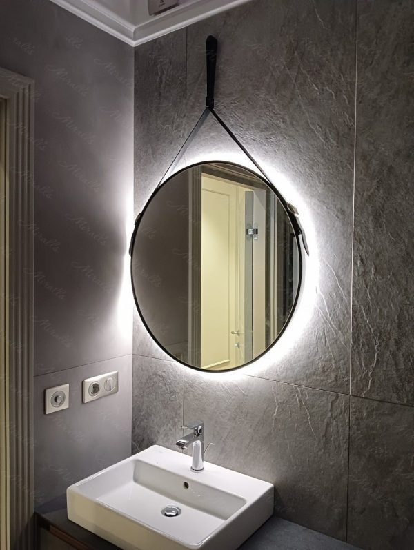 Красивое зеркало Melania в интерьере ванной