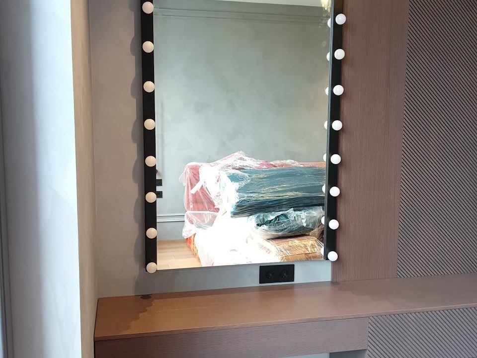 Модифицированное зеркало Cabaret в интерьере спальни