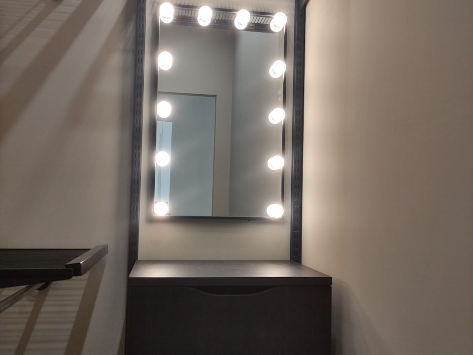 Прямоугольное зеркало Hollywood в интерьере спальни