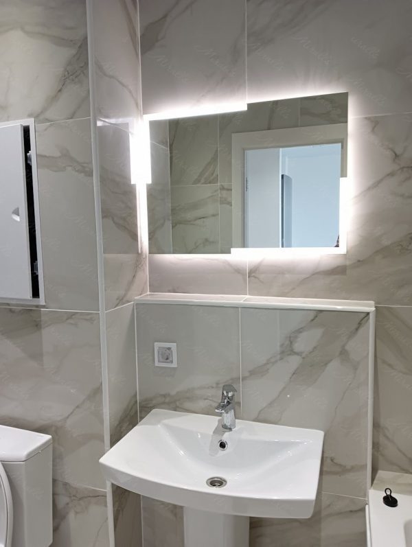 Современное зеркало Angle в ванной