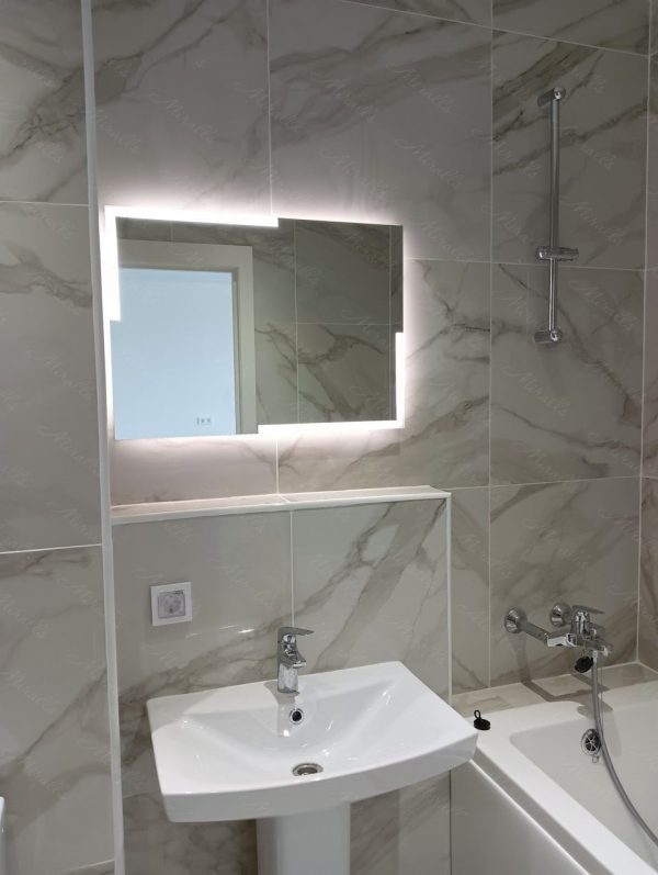 Стильное зеркало Angle в ванной