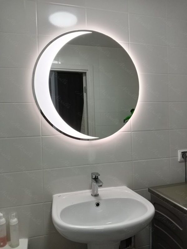 Стильное зеркало Nova в ванной комнате