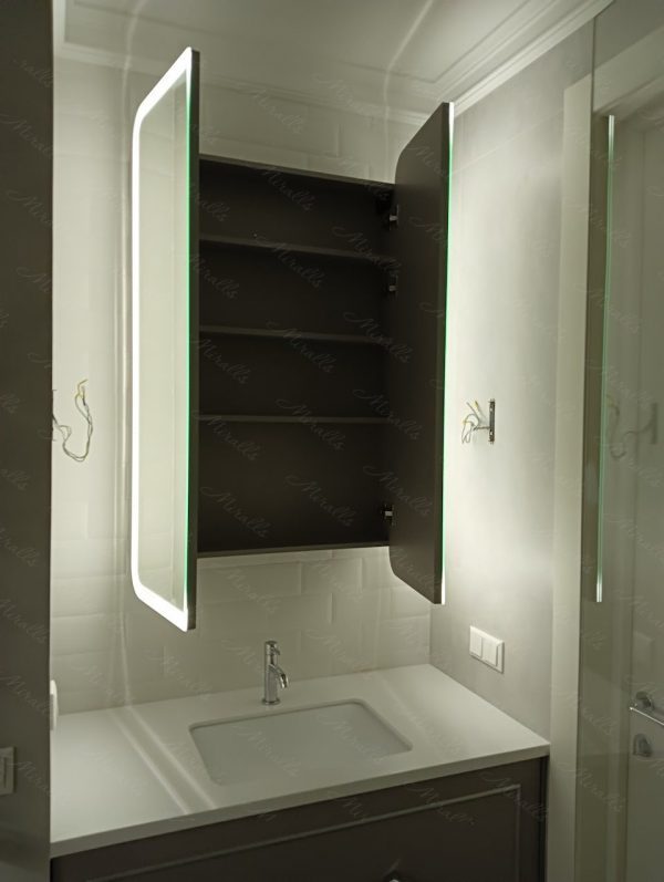 Вместительный зеркальный шкаф William в ванной