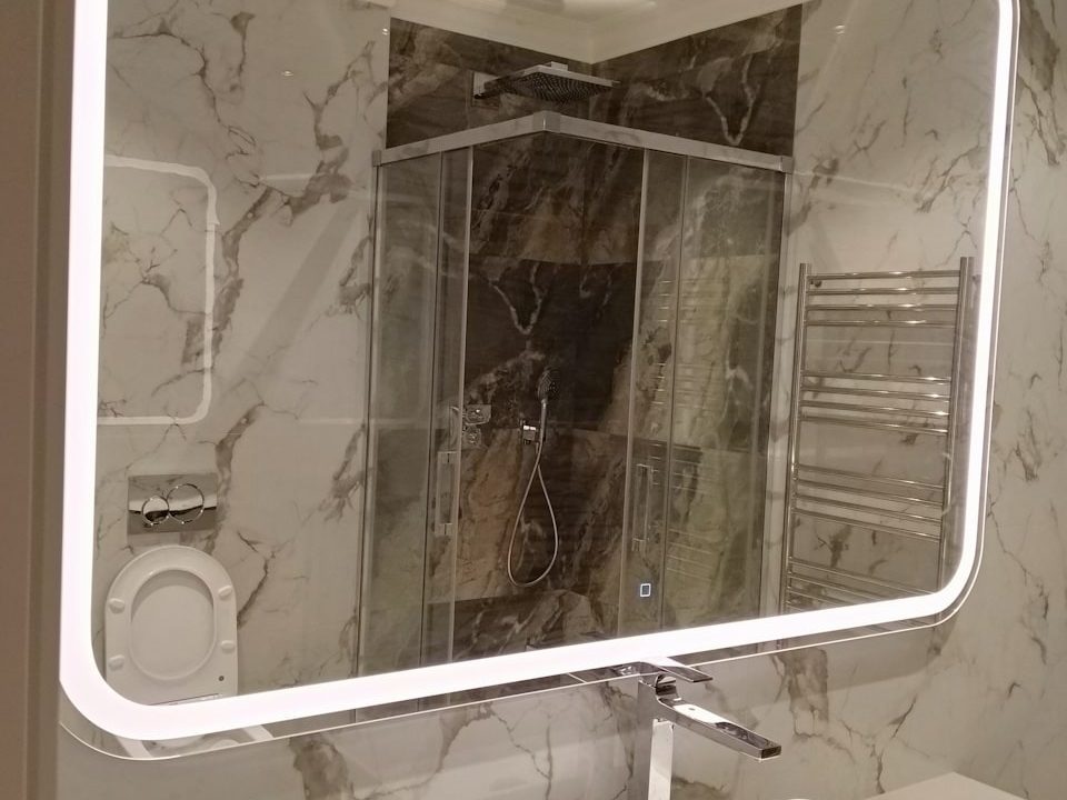 Зеркало Camelia в ванной комнате