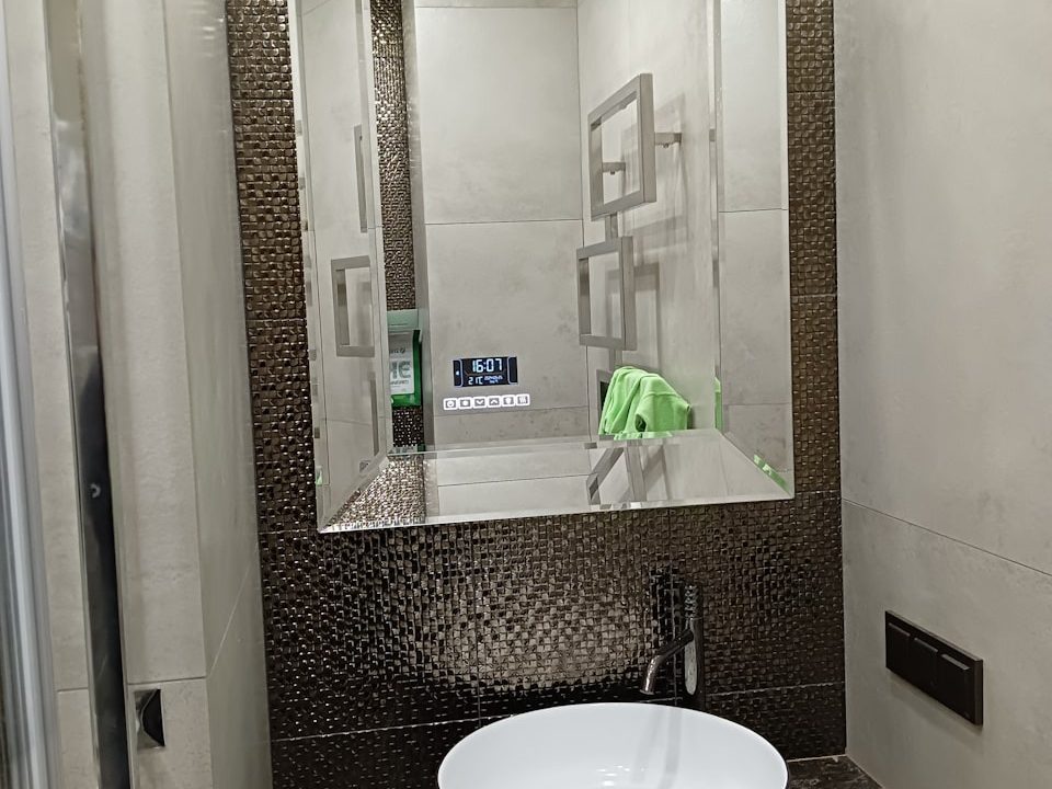 Зеркало Provance украшает интерьер ванной комнаты