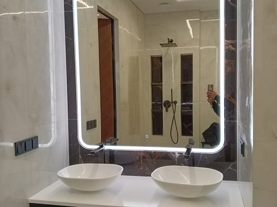 Большое зеркало Camelia в ванной комнате