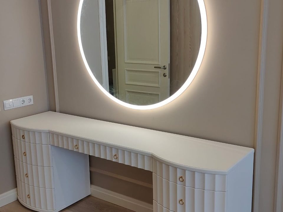 Большое зеркало Disk в спальне