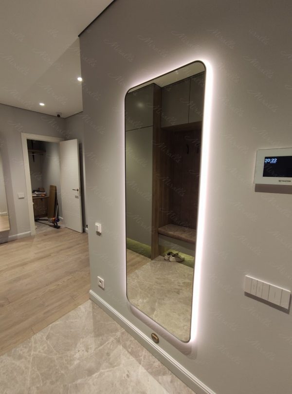 Большое зеркало Maison XL в интерьере прихожей