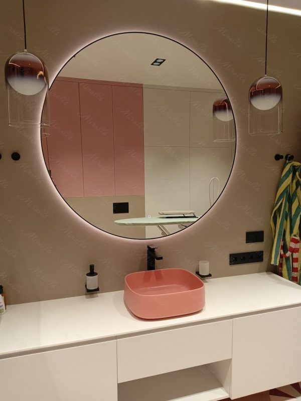 Большое зеркало Medea Extra в ванной комнате