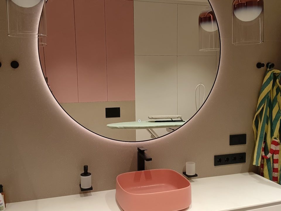 Большое зеркало Medea Extra в ванной комнате