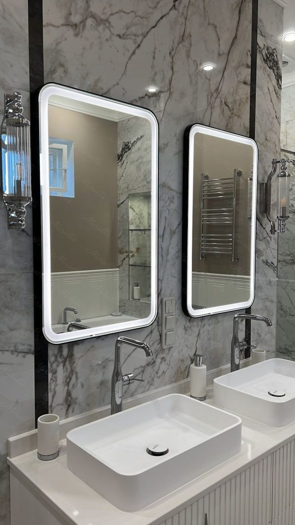 Два зеркала Maison Plus в ванной