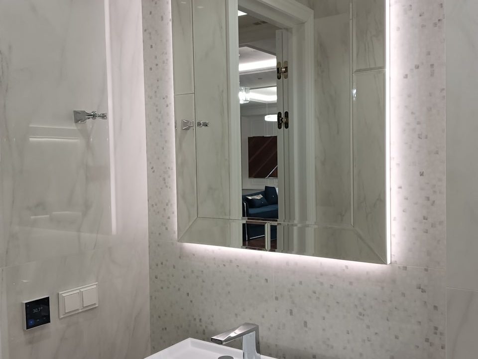 Роскошное зеркало Vivaldi Extra в ванной