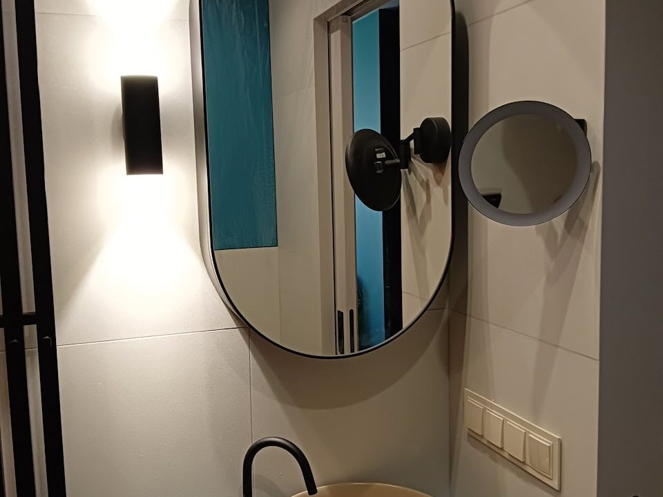 Зеркальный шкаф Alexandria в ванной