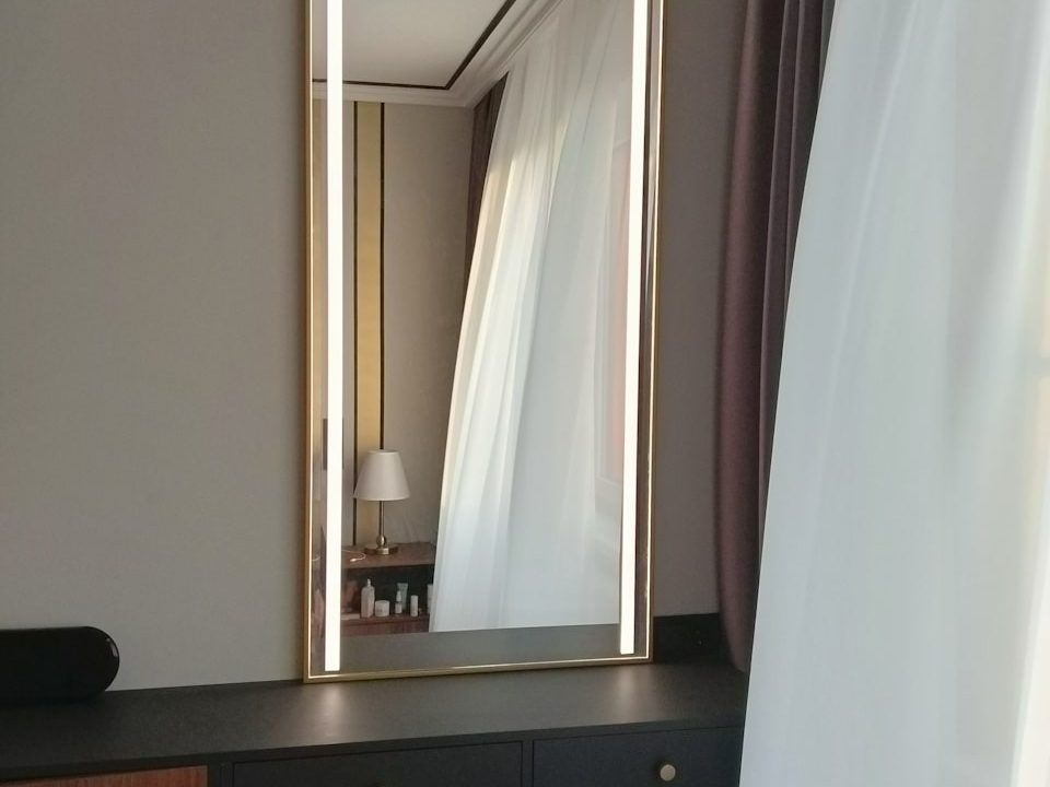 Зеркало Manuel в спальне