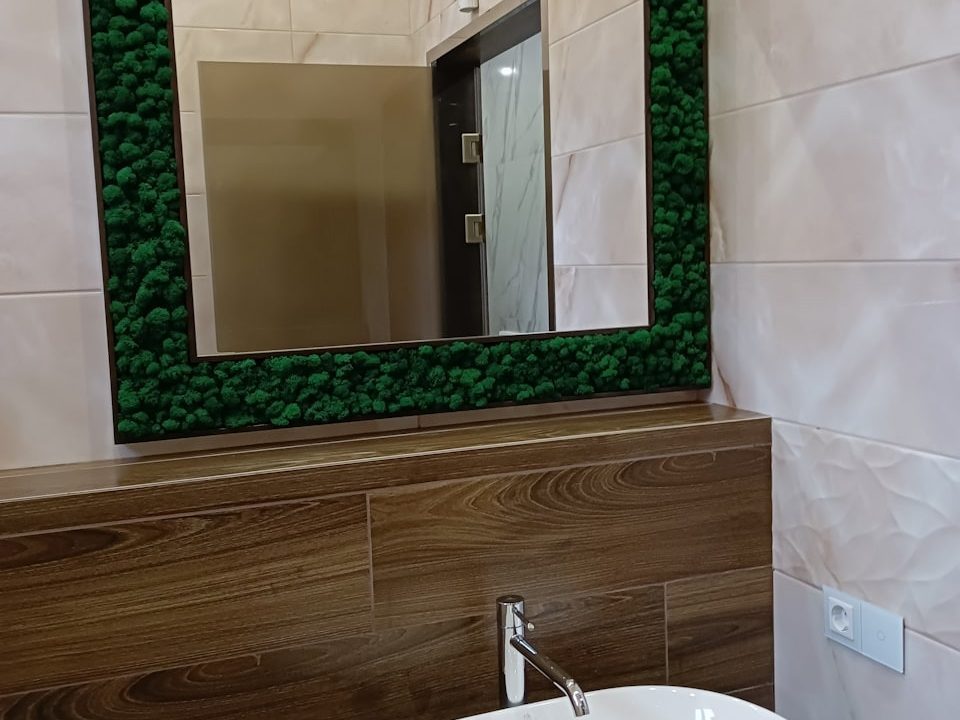 Зеркало со мхом Moss в ванной комнате