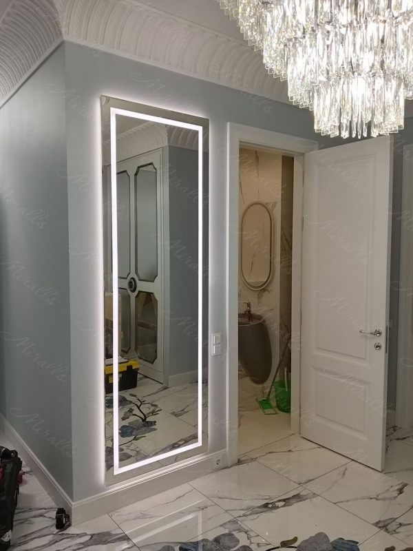 Большое зеркало Edging XL в прихожей