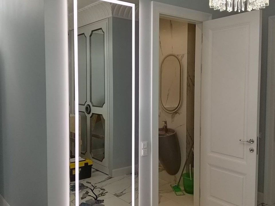 Большое зеркало Edging XL в прихожей