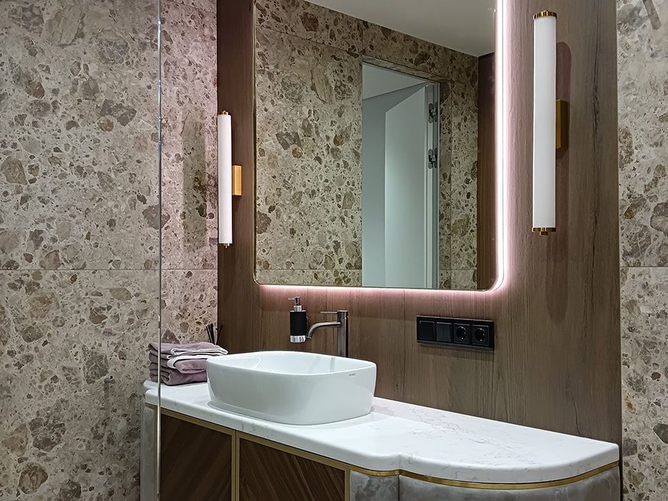 Большое зеркало Maison Extra в ванной комнате