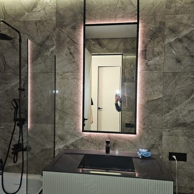 Дизайнерское зеркало в ванной комнате