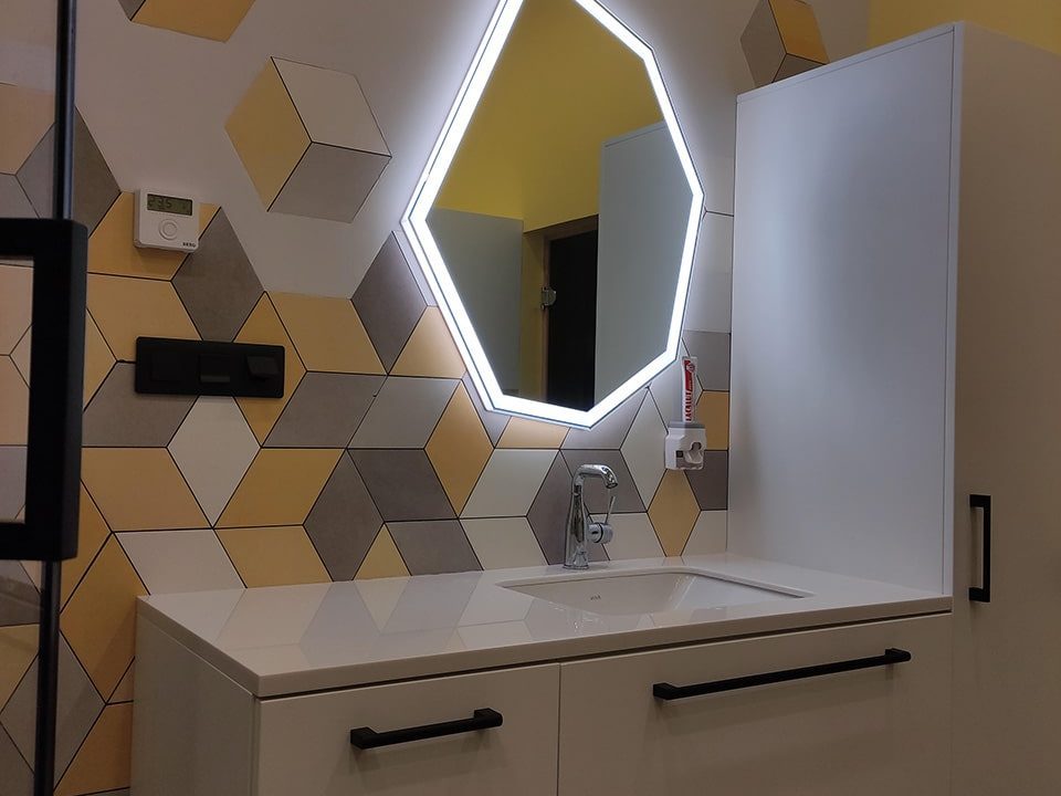Многоугольное зеркало Crystal Plus в ванной