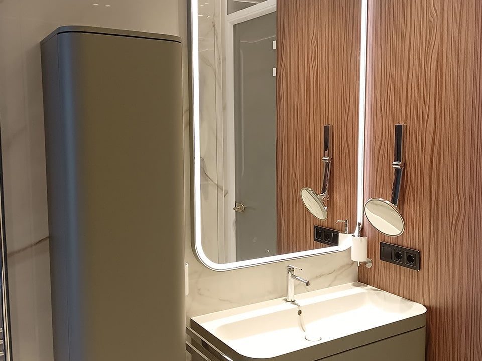 Большое зеркало Maison Plus в санузле