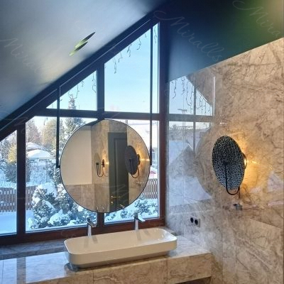 Необычное зеркало на двух штангах в ванной