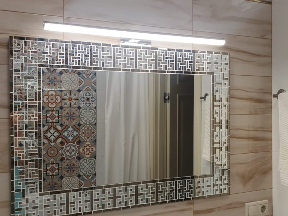 Зеркало ручной работы Marrakesh в санузле