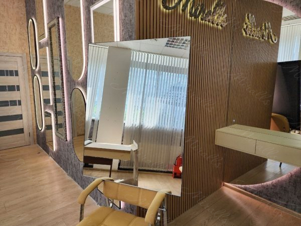 Прямоугольное зеркало без подсветки в металлической раме Galla New