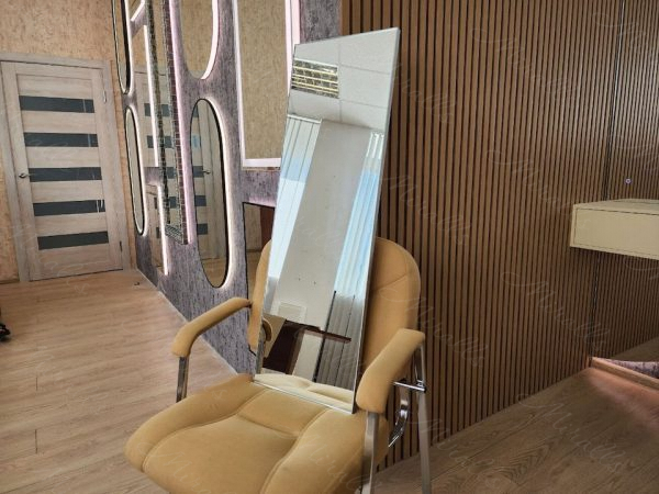 Прямоугольное зеркало без подсветки в серебристой раме Galla New