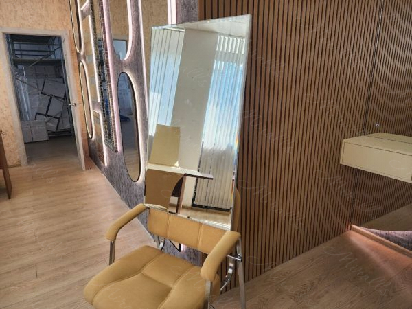 Прямоугольное зеркало с фацетом в металлической раме Galla New