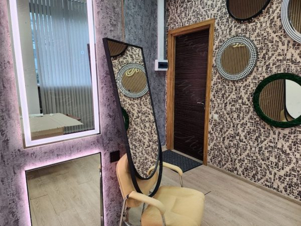 Арочное зеркало без подсветки в дизайнерской металлической раме Ester