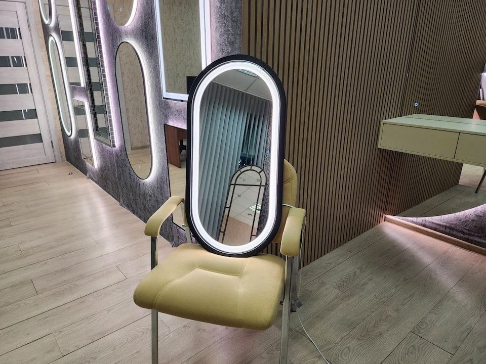 Капсульное зеркало с подсветкой в раме Alba Plus