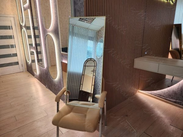 Прямоугольное зеркало без подсветки в тонкой золотой раме Brams