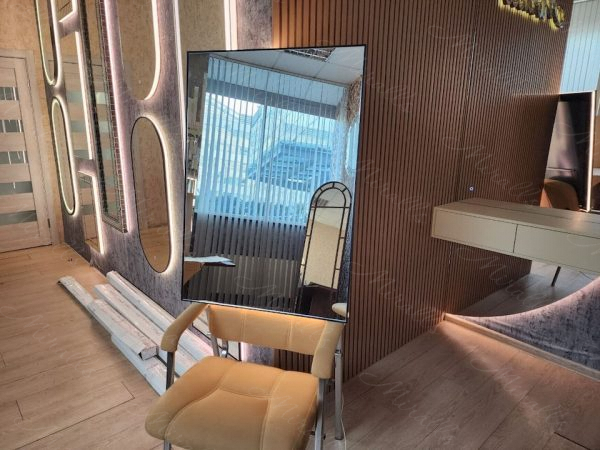 Прямоугольное зеркало с подсветкой в тонкой раме Brams Extra
