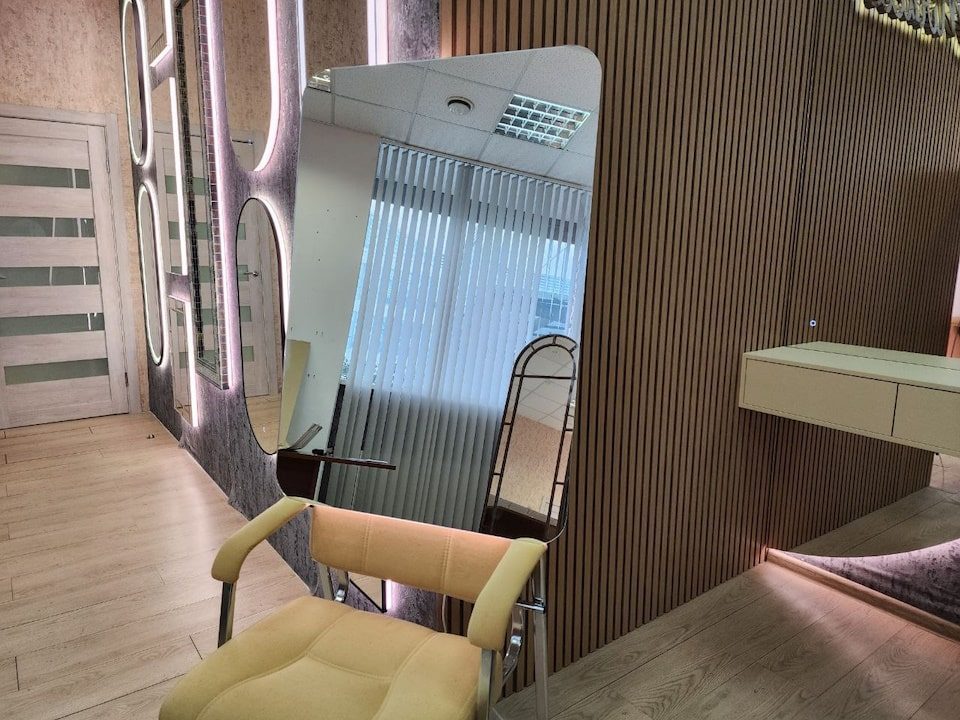 Зеркало с скругленными углами и подсветкой Lux