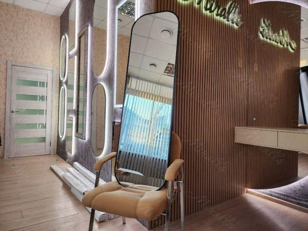 Зеркало в черной раме с скругленными углами Look