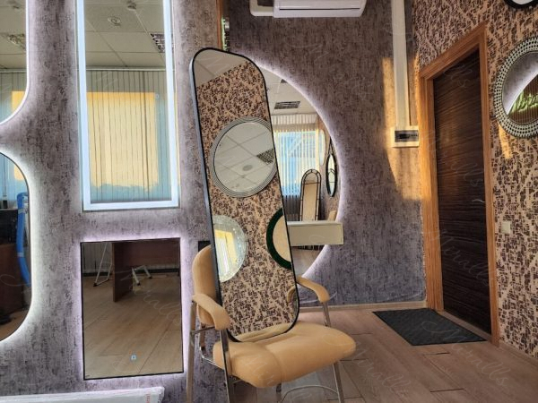Зеркало в черной раме с скругленными углами Look