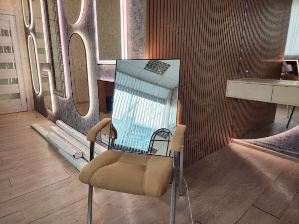 Зеркало в тонкой раме с подсветкой Brams Extra